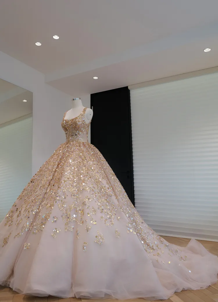 此件禮服花費上千小時手工縫製。品牌提供