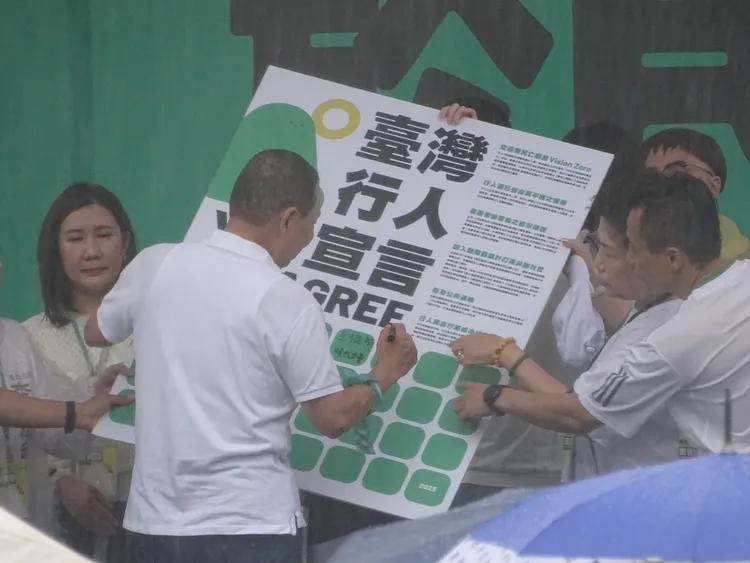 侯友宜當場簽署「台灣行人宣言」，盼落實活動五大訴求。江孟謙攝