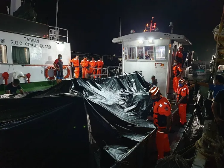 海巡人員強制登船。翻攝畫面