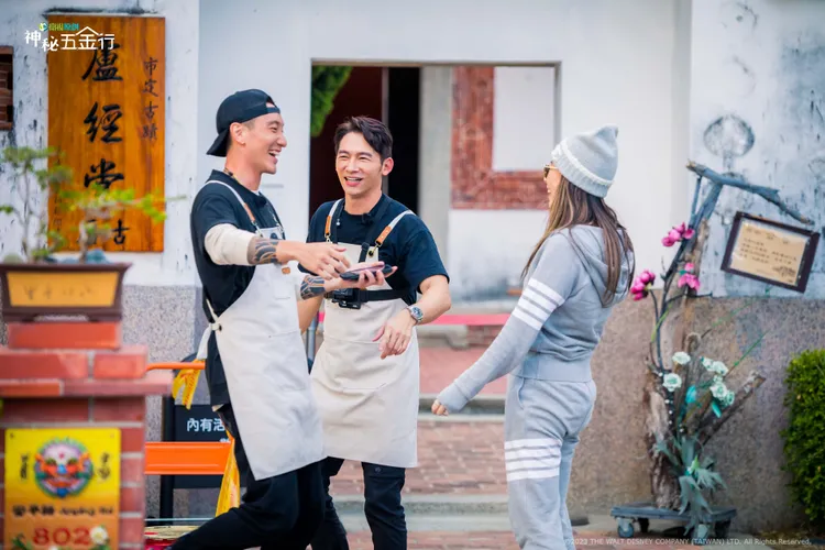 蔡詩芸（右）曾南下探班老公王陽明（左）《神秘五金行》錄影，一見面立刻來個愛的抱抱，温昇豪則夾在中間。衛視中文台提供