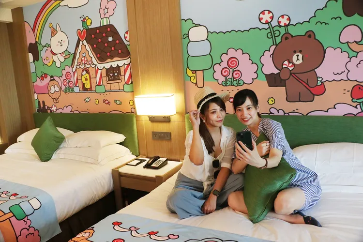 LINE FRIENDS主題房推出滿一周年，吸引許多粉絲朝聖，體驗熊大兔兔魅力。業者提供