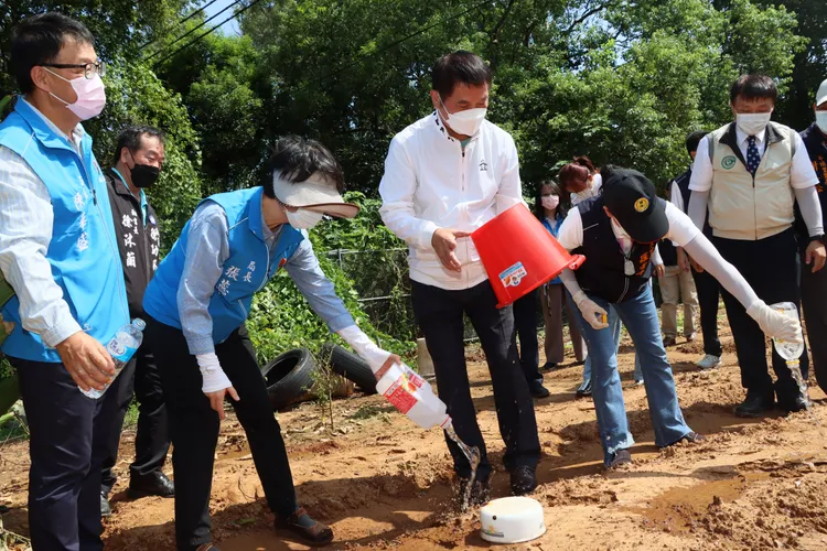 苗栗縣長鍾東錦率領縣府各單位宣導登革熱防治。縣府提供