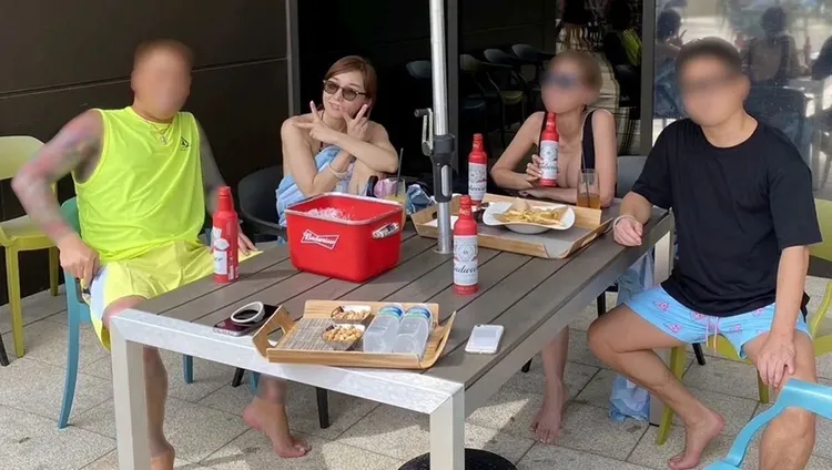 《FLASH》接獲爆料稱加護亞依（左二）和女友人去韓國，其實有2名男子同行，右邊的黑衣男是黑道幹部，翻攝《FLASH》