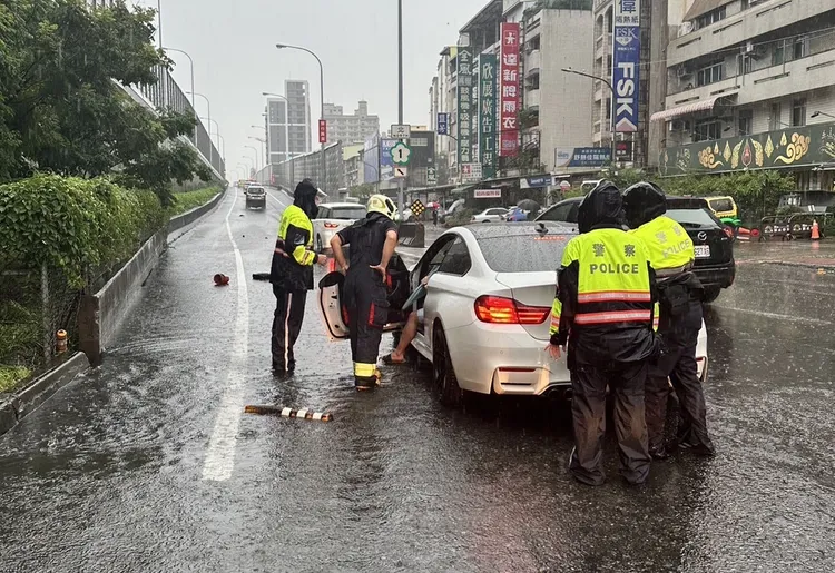 三民區九如高速北上匝道因強降雨造成積水，車輛故障拋錨於匝道口，交警幫忙推走。翻攝畫面