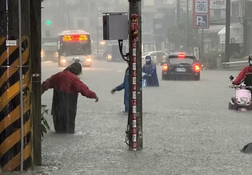暴雨狂襲高雄!道路成小河 市府總動員速排積淹水