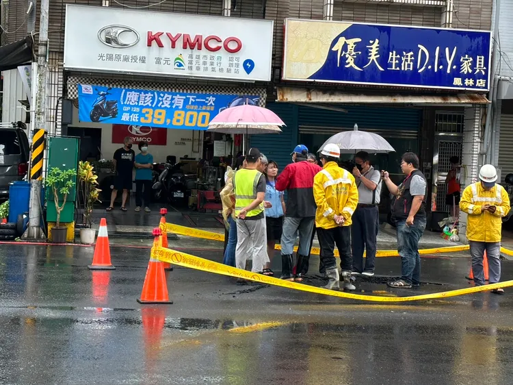 鳳山區鳳林路、東福街口出現路面下陷，三工處已拉起封鎖線查處中。翻攝畫面