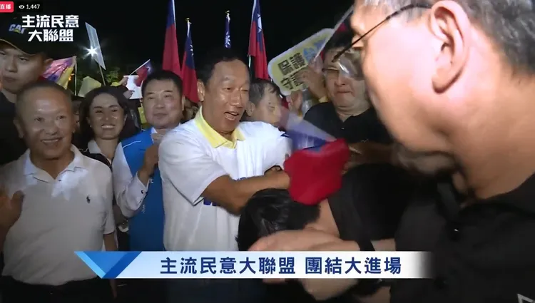 郭台銘在徐耀昌、鍾東錦等人陪同下大進場。翻攝郭台銘臉書