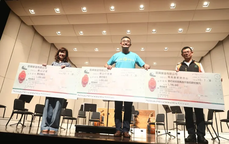 銓興營造捐款近400萬，贈與衡山基金會與南高雄家扶中心。翻攝畫面