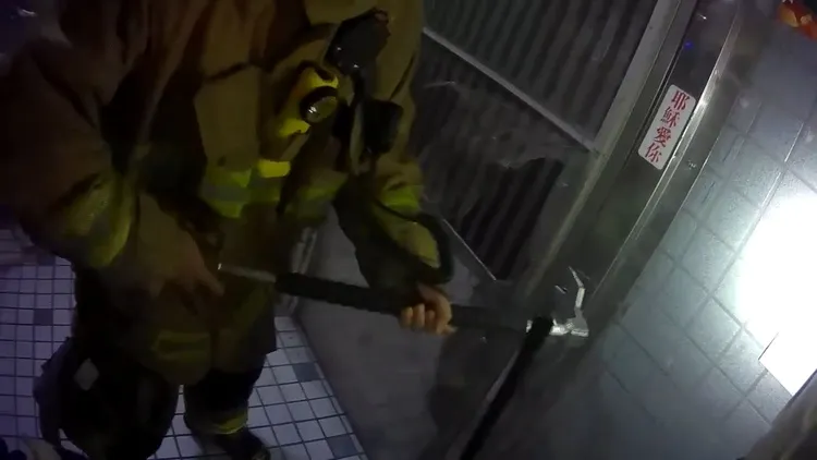 警消利用破壞器材撬開鐵門。新竹縣消防局提供