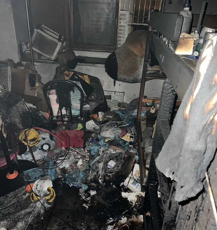 火場被燒黑一片。新竹縣消防局提供