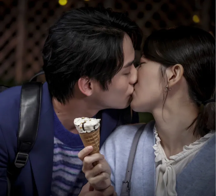 郭雪芙（右）和范少勳劇中狂放閃親不停。時創影業提供