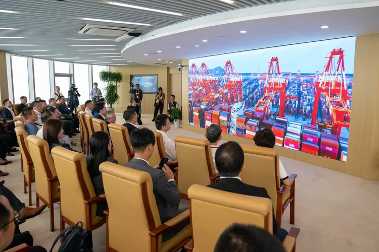 蔣萬安參訪洋山港。北市府提供