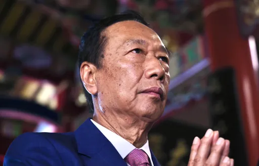 郭台铭金门演说遭踢馆! 基进党要选立委的她呛「为何帮习近平卖台」
