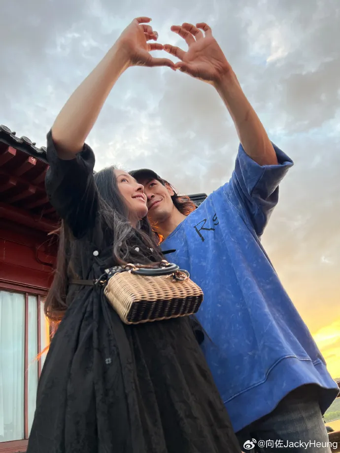 向佐、郭碧婷近來瘋狂合體放閃。向佐微博