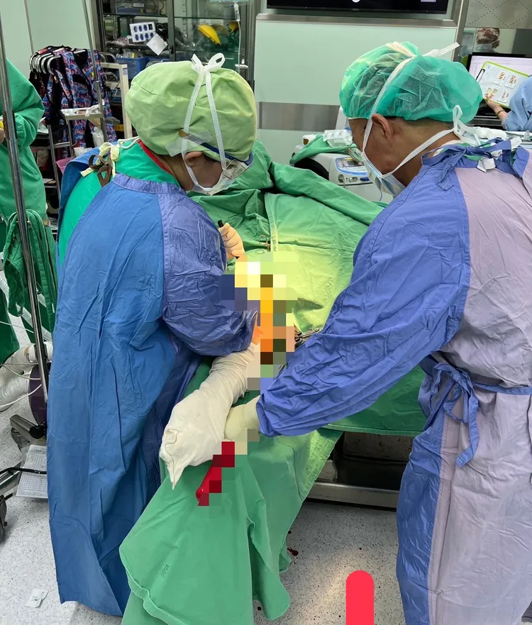 謝孟謙緊急為傷者安排手術將鋼筋移除及傷口清創。翻攝畫面