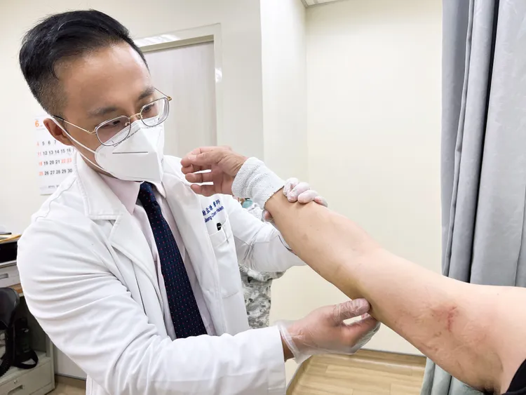 經緊急救治後，病人順利於術後一週出院，手傷復原良好。翻攝畫面