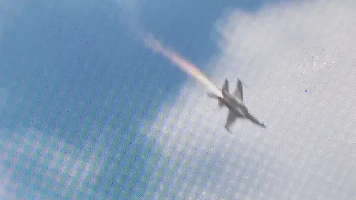 畫面曝光|驚!IDF清泉崗空中耍技突冒火迫降 空軍緊急回應