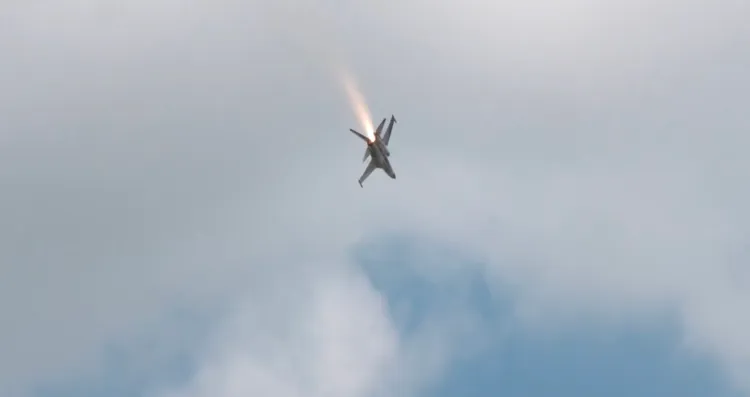 IDF在空中起火。讀者傻貓提供