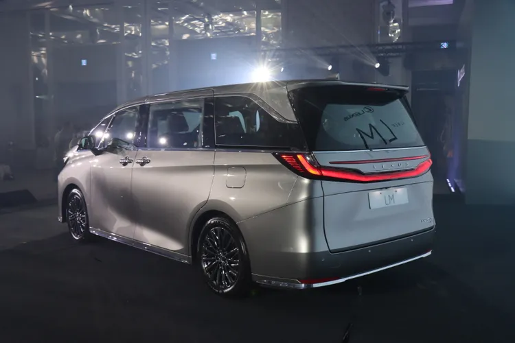 尾燈承襲品牌新世代3D立體貫穿式設計，搭配字母置中排列的L E X U S車尾銘板，展現典雅大器兼具的視覺感受。林浩昇攝