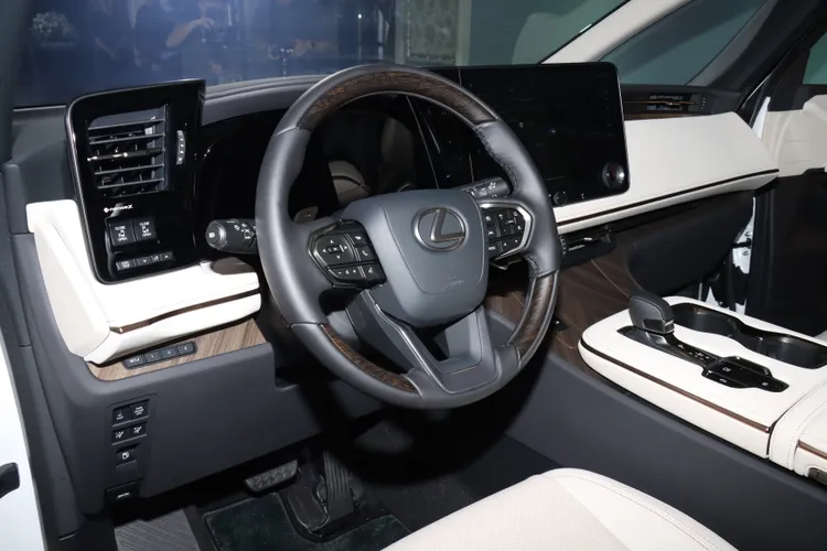 LM座艙內全車系標配12.3吋全數位儀表板、14吋多功能資訊整合系統。林浩昇攝