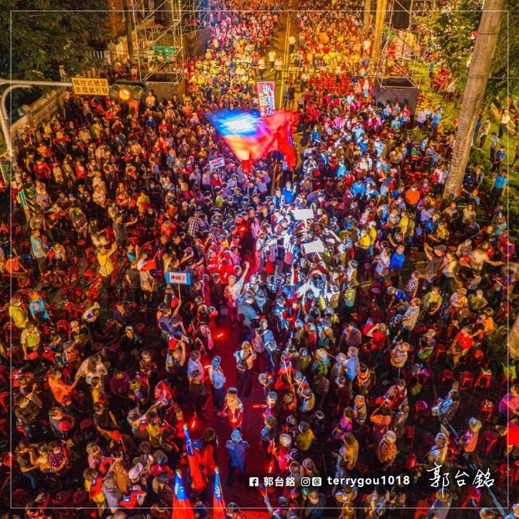 郭台銘屏東造勢大進場畫面。翻攝郭台銘臉書