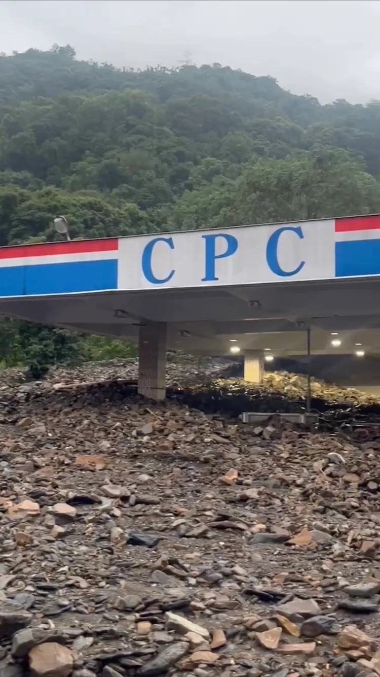 加油站慘遭土石吞沒，只剩站頂。取自記者爆料網