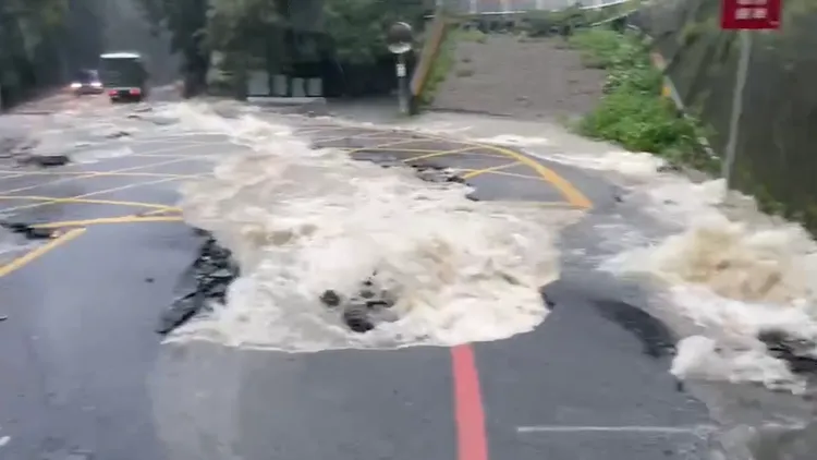 清境遊客中心前方道路毀損。取自記者爆料網