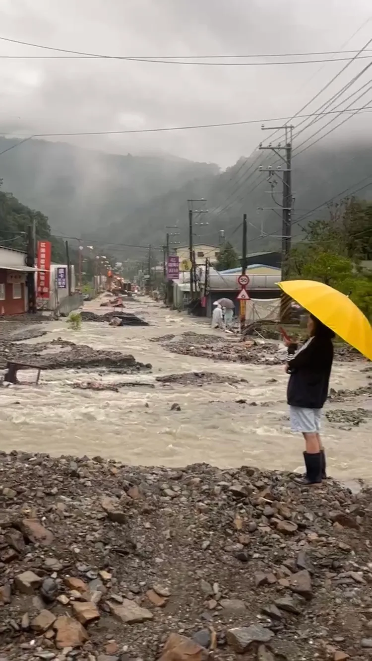 暴雨肆虐南投仁愛，路不成路，紛傳停電斷訊，令居民相當無奈。取自記者爆料網
