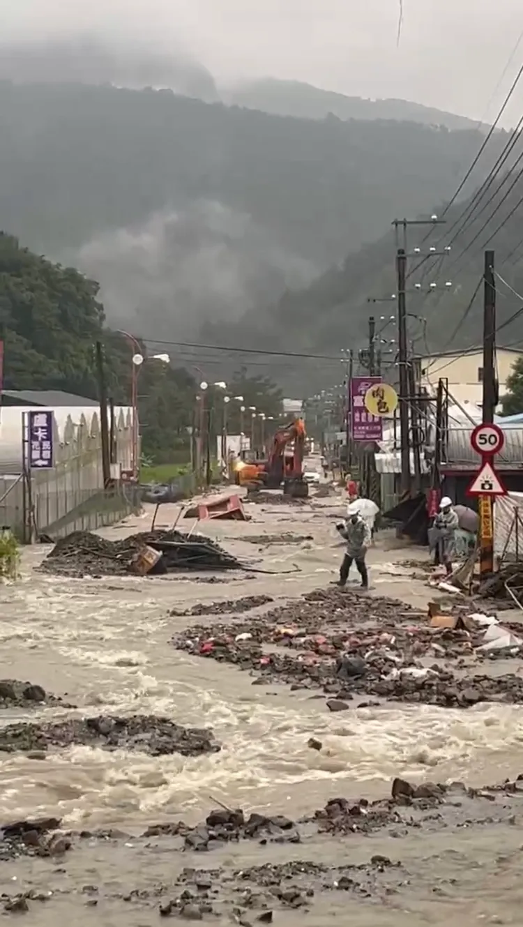 台14線多處毀損，施工單位搶救中。取自記者爆料網