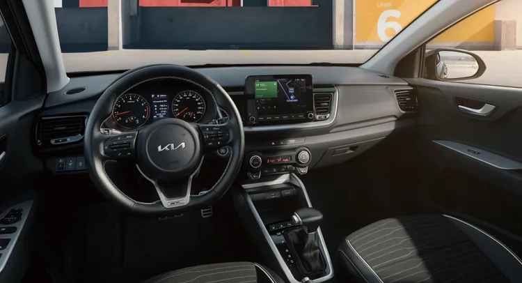 2024年式Stonic全車系標配自動恆溫空調系統、4.2 吋彩色整合智慧型旅程電腦、8吋多媒體影音觸控系統、無線連結Apple CarPlay/Android Auto等配備。原廠照片