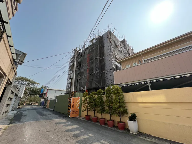 地上5樓電梯公寓「青松」，實登揭露4樓30.02坪成交1028萬元，拆算車位每坪成交34.2萬元再創區段新高紀錄。葉家銘攝