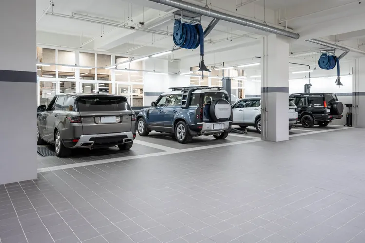 維修服務中心共設立 7 座維修工位，維修團隊中有 6 位取得英國原廠專業技師認證與電動車維修認證技師。業者提供