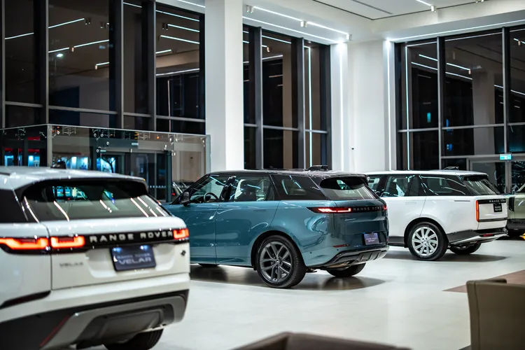 位於一樓的展車區域採集團最新「House of Brands」策略配置，可完整展示 Range Rover、Defender 與 Discovery 三品牌新車。業者提供