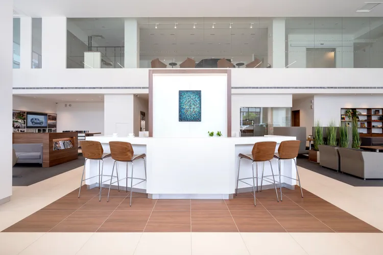 接待櫃台、客休區、洽談空間等區域，也依循集團最新「Arch 1.5 」設計規範打造，帶來奢華現代化的空間氛圍。業者提供