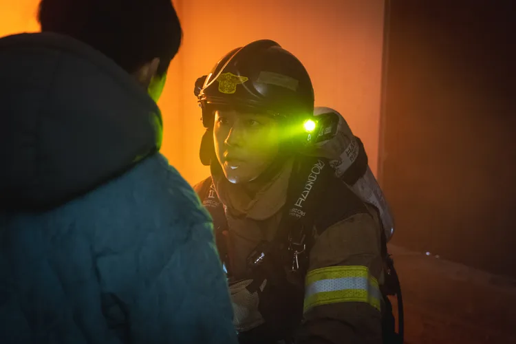 孫浩俊劇中重回火場救小孩，火勢突然復燃爆炸。Disney+提供