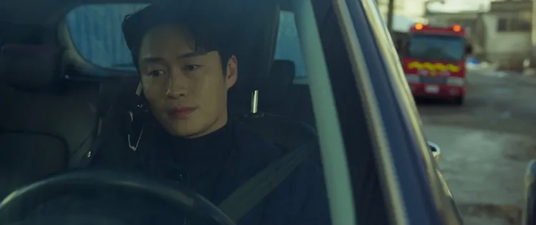 吳義植劇尾出現在火災現場，留下意味深長的話，讓人分不請他是好人還是壞人。翻攝Disney+