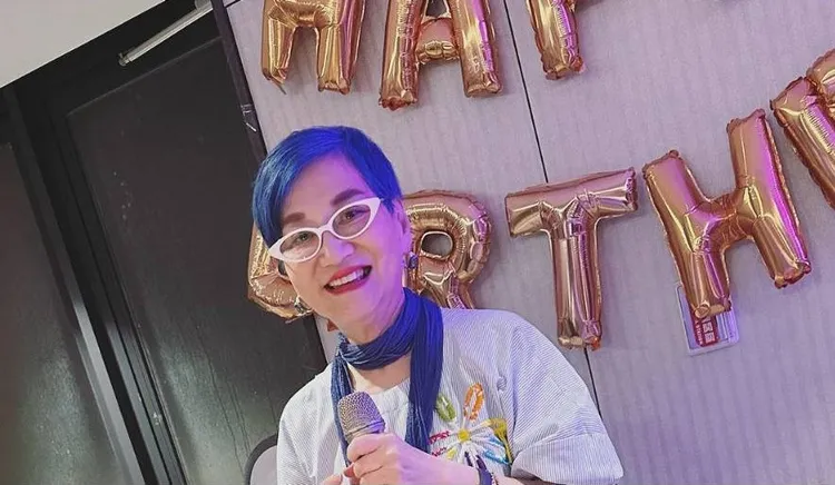 張小燕頂著一頭藍髮，開心過生日。翻攝Vicky IG