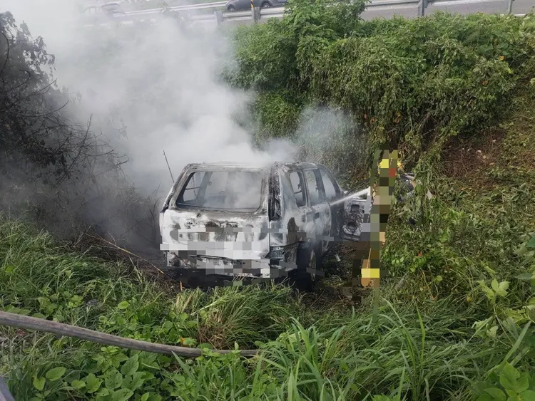 駕駛精神不濟，竟自撞邊坡翻覆後燃燒。翻攝畫面