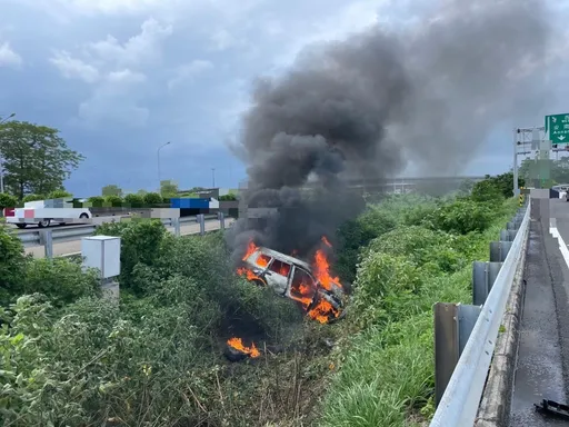 命大沒事!駕駛精神不濟國道自撞翻覆火燒車