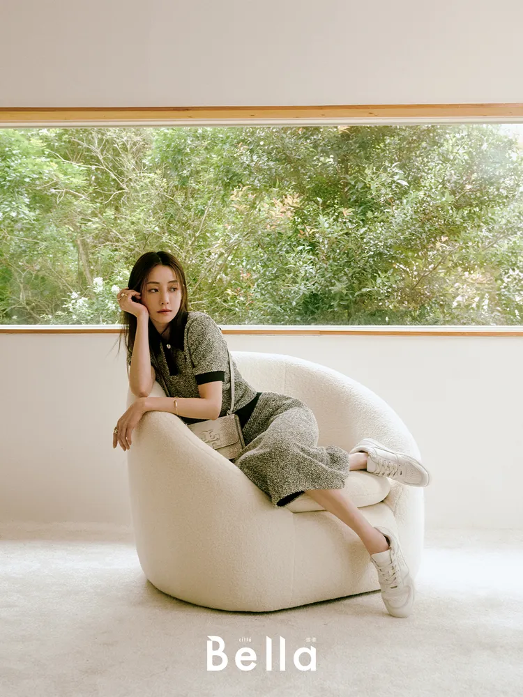 謝欣穎身著身穿斑點針織套裝。品牌提供