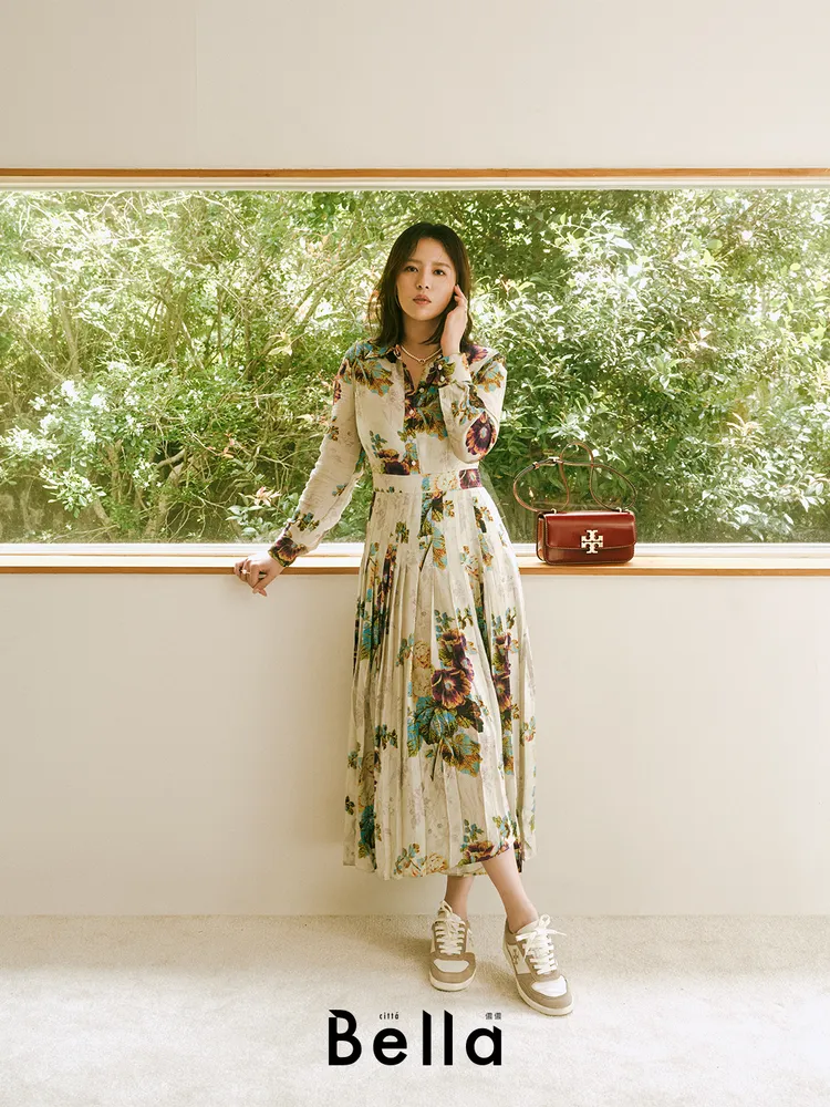 劉品言身著花卉色百摺襯衫式連衣裙。品牌提供