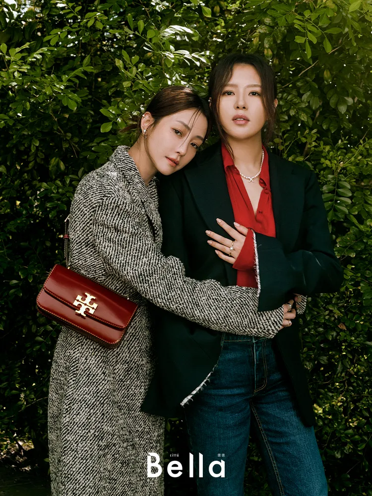 謝欣穎（左）、劉品言（右）大方秀出閨蜜情。品牌提供