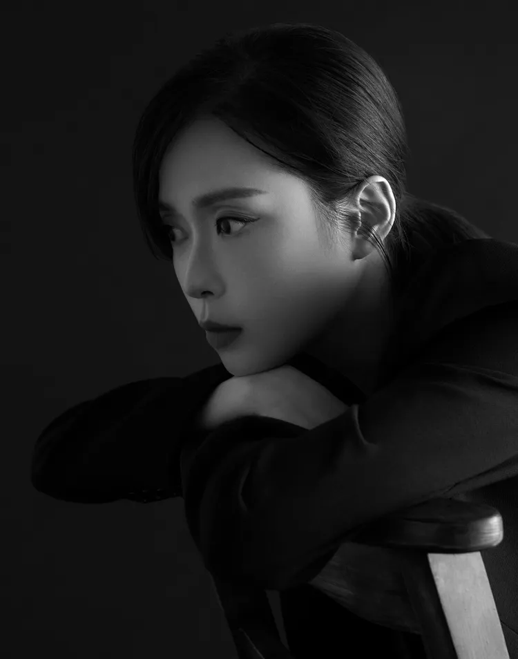 韓國藝術家Henn Kim擅長以超現實主義風格描繪細膩的內心情感。品牌提供