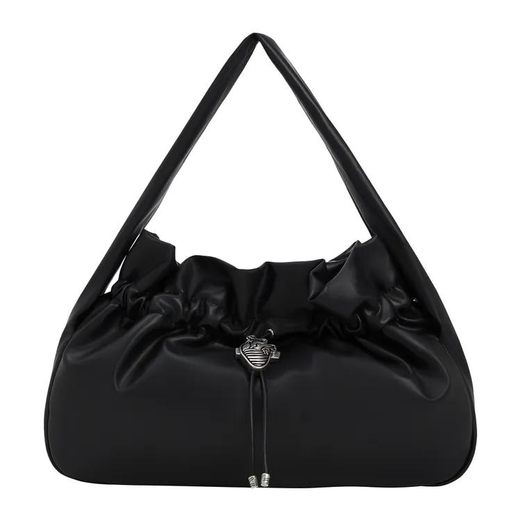 心臟抽繩包，2990元。品牌提供