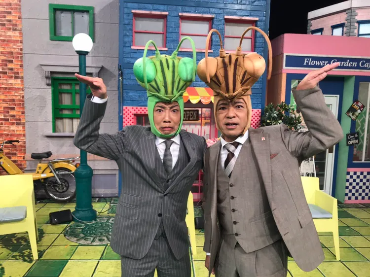 香川照之（右）熱愛昆蟲，市川猿之助跟他演出《半澤直樹》時，一起戴頭套搞笑。翻攝香川照之推特