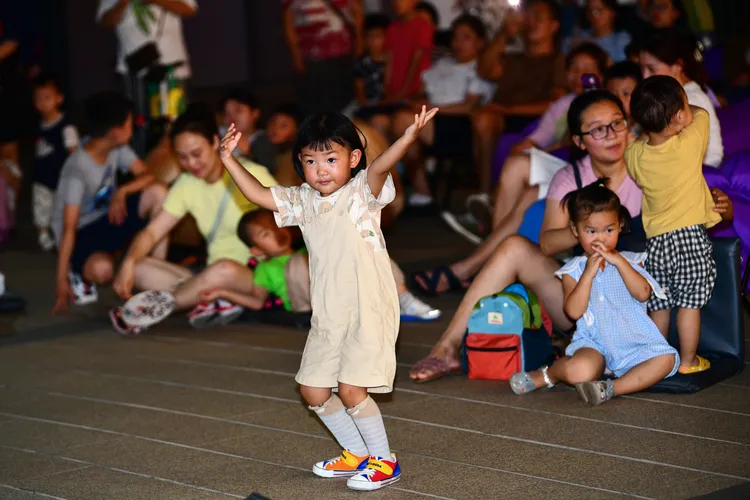 中國生育率在目前全球人口逾億的國家中，屬最低。新華社