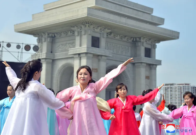 北韓民眾15日於平壤慶祝「祖國解放日」。路透社