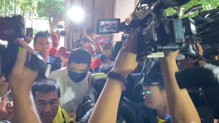 大批記者包圍拍攝ＮＯＮＯ。記者丁牧群攝