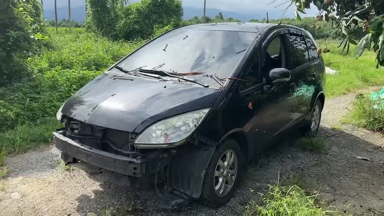 杜男縱火後開車逃逸，卻不慎在竹林內自撞後棄車、並隨機騎走竹林內未拔鑰匙的機車。翻攝畫面