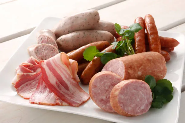 每天攝取超過50克的加工肉品或100克的紅肉（豬、羊、牛）會增加17%罹患大腸癌的風險。翻攝Pixabay